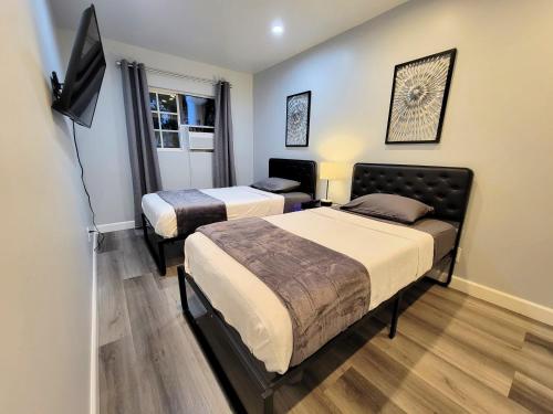 2 bedroom apartment1 mile south from the Hollywood walk of Fame and Hollywood sign in Los Angeles, USA
