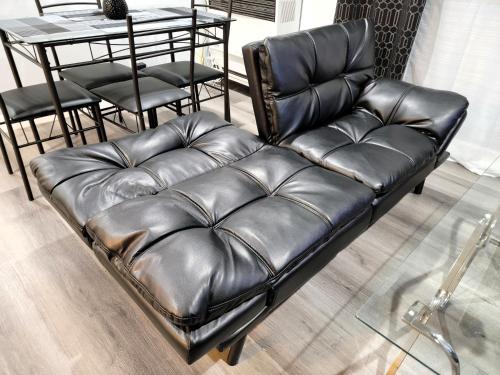 2 bedroom apartment1 mile south from the Hollywood walk of Fame and Hollywood sign in Los Angeles, USA