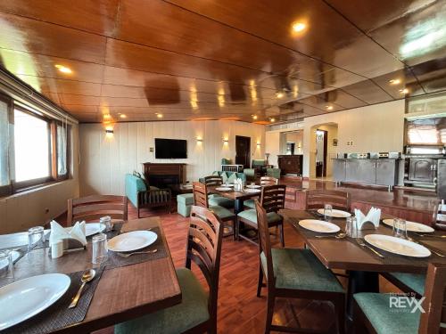 Restaurante, Hotel Sunny Cot - Free Mall Shuttle and Parking in Mussoorie
