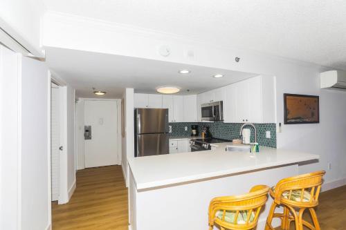 Ilikai Tower 943 Condo - Walk to the Beach, Shops & Restaurants!