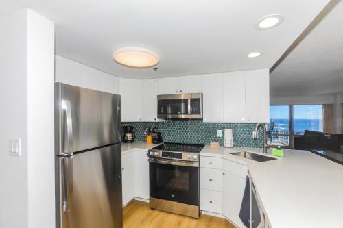 Ilikai Tower 943 Condo - Walk to the Beach, Shops & Restaurants!