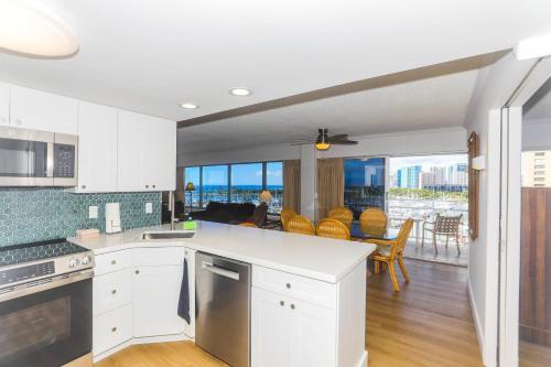 Ilikai Tower 943 Condo - Walk to the Beach, Shops & Restaurants!