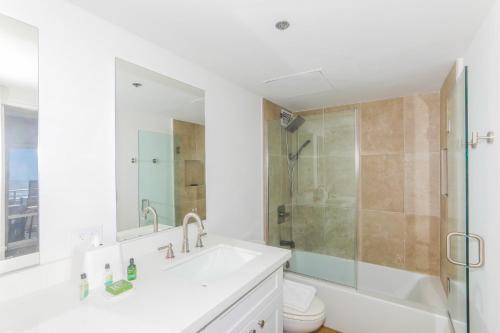 Ilikai Tower 943 Condo - Walk to the Beach, Shops & Restaurants!