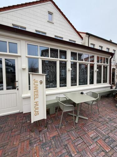 Hotellet från utsidan, Juweel Huus 1 I 99m Strand I Terrasse I Strandkorb I 99m Kurplatz I by Wooon in Norderney