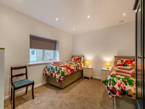 Hen House View 2 - Uk41551