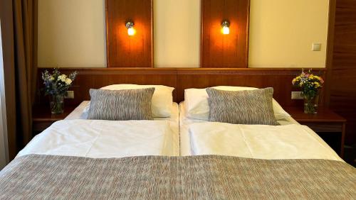 1 king bed, 1 queen bed, 1 sofa bed