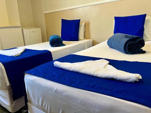 2 twin beds