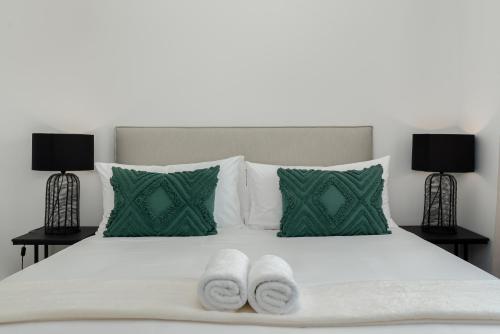 Sea Point Bliss - Access to Beach & Saunders Pool - image 13