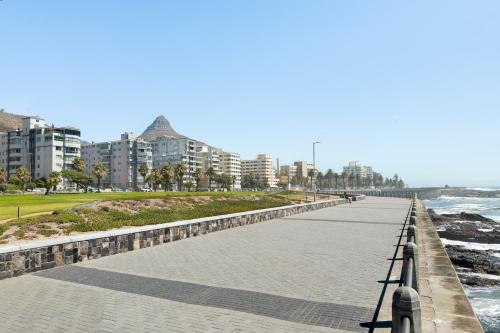 Sea Point Bliss - Access to Beach & Saunders Pool - image 8