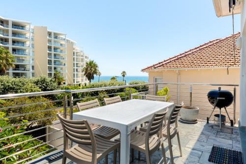 Sea Point Bliss - Access to Beach & Saunders Pool - image 4