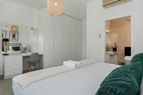 Sea Point Bliss - Access to Beach & Saunders Pool - image 6