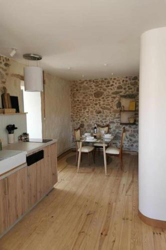 sala de TV, Appartement rénové, charme naturel et authenticité au cœur du village (Appartement renove, charme naturel et authenticite au cœur du village) in Argeles-sur-Mer