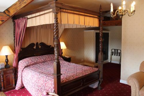 2 twin beds, 1 sofa bed