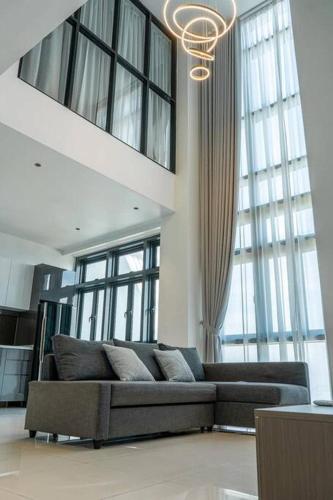 Skyview Penthouse Green Haven Skyview Penthouse Green Haven