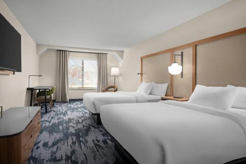 Standard Queen Room with Two Queen Beds and Mountain View