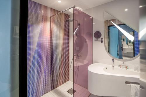 Standard Double Room image 10