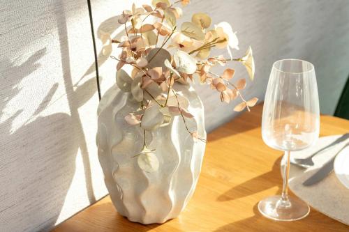 Elegancki Apartament w Centrum Gdańska z Klimatyzatorem i Parkingiem by Renters Prestige - image 2