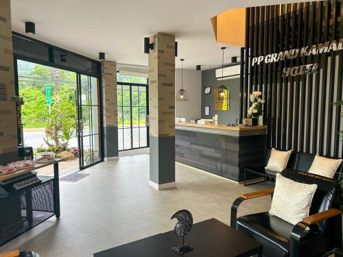 PP グランド カマラ ホテル (PP Grand Kamala Hotel) in カマラ