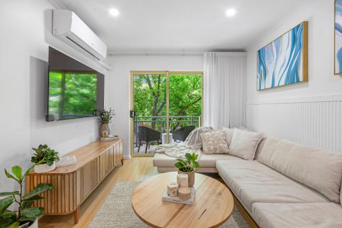 Chic East End Apartment - Tap to explore photos