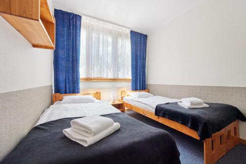 Twin Room with Mountain View image 8