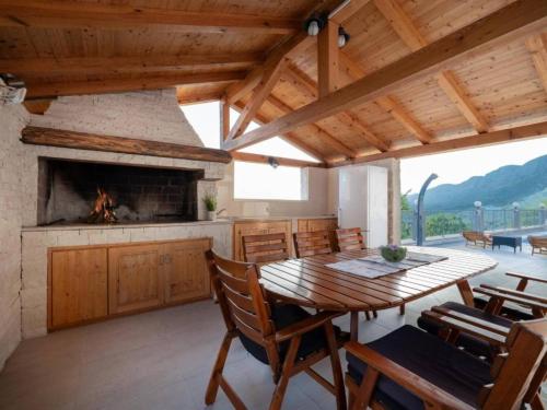 Villa Dragic- Four Bedroom Villa with Swimming Pool, Terrace and Sea View in Pridvorje