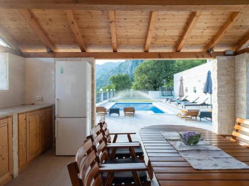 Villa Dragic- Four Bedroom Villa with Swimming Pool, Terrace and Sea View in Pridvorje
