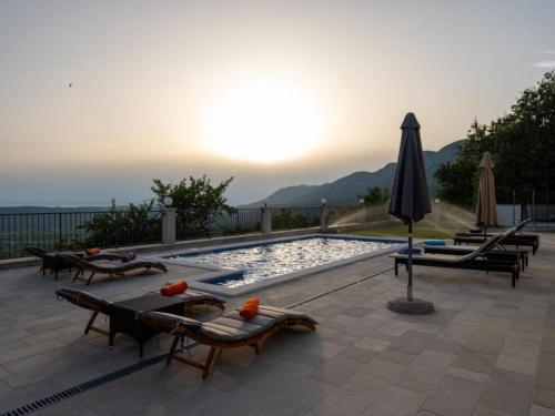Villa Dragic- Four Bedroom Villa with Swimming Pool, Terrace and Sea View in Pridvorje