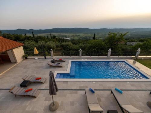 Villa Dragic- Four Bedroom Villa with Swimming Pool, Terrace and Sea View in Pridvorje