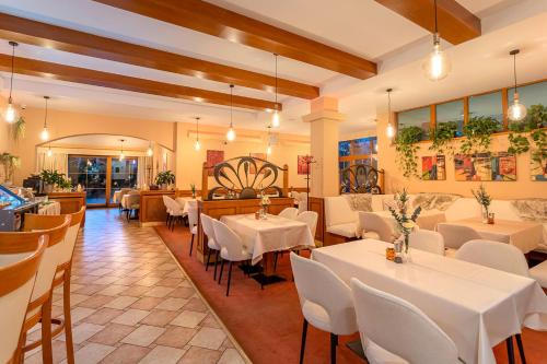 Ресторан, Hotel Kamélia (Hotel Kamelia) in Жиліна