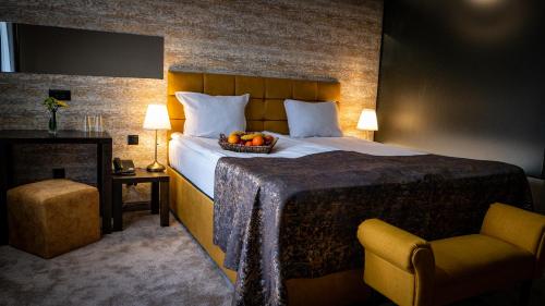 Gold Double Room image 7