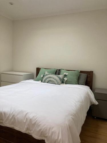 London Luxe Apartment - Central Location - Tap to explore photos