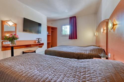 1 double bed, 1 twin bed