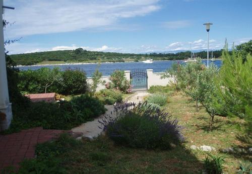 Seadmed, Apartments Azur in Ilovik