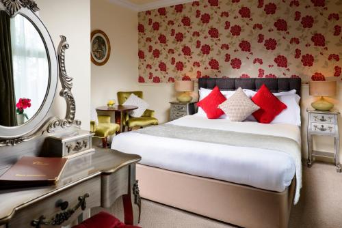 The Victoria Ideally located in the prime touristic area of Castlelough Area, Victoria House Hotel promises a relaxing and wonderful visit. The hotel offers guests a range of services and amenities designed to pro