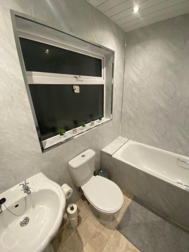 Nansen house next to royal hospital STRICTLY OVER 25 ONLY in มาโลน โลเวอร์