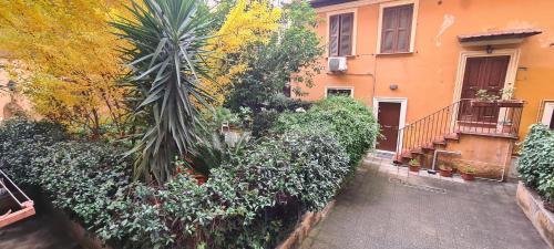 Trastevere incantevole con patio esterno privato, Roma (foto 3)