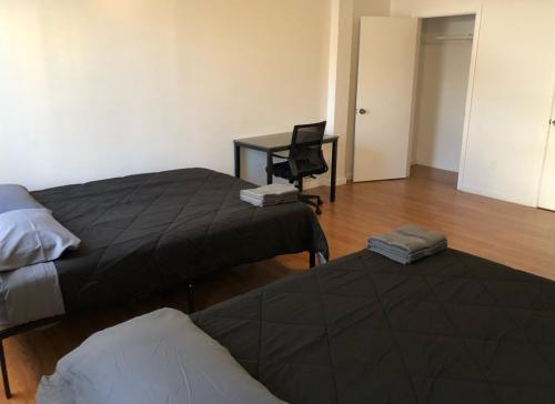 Large and private apartment, Sleeps up to 10 people, NYC train 5 min walk in Elizabeth, USA