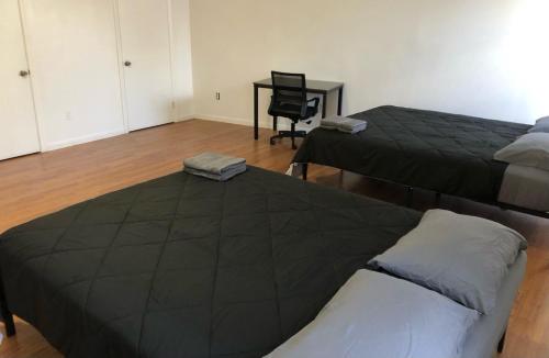 Large and private apartment, Sleeps up to 10 people, NYC train 5 min walk in Elizabeth, USA