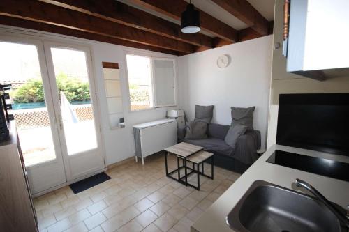 Maison T2 cabine 4 couchages, terrasse cloturee, residence Sun village avec piscine commune, 300m de in Portiraņa