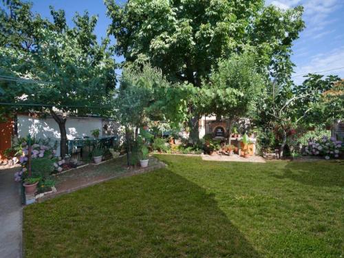 Spacious apartment with garden - image 2