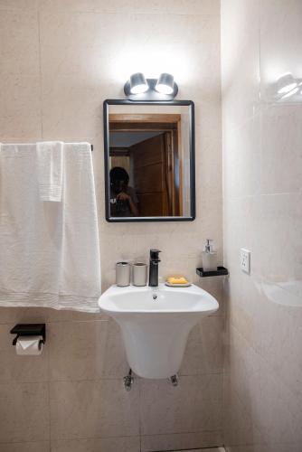 One-Bedroom Apartment image 10