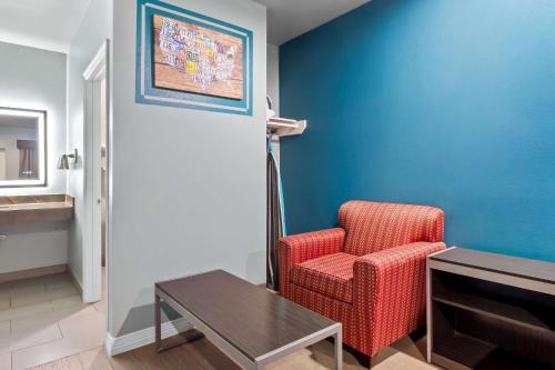 Palace Inn Channelview - image 10