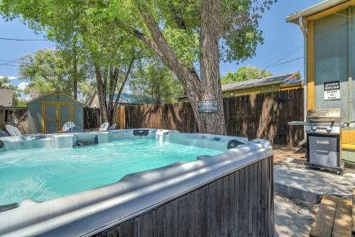 The Vibrant Victorian Hot Tub & Fire Pit in OCC in Colorado Springs, USA