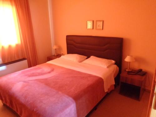 2 twin beds, 1 sofa bed