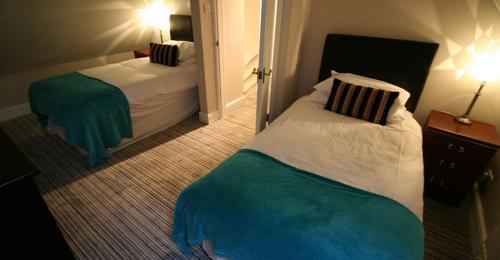 2 twin beds