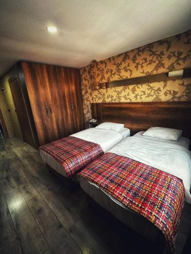 2 twin beds