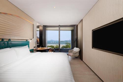 1 King Grand Sea View Balcony Walk In Shower