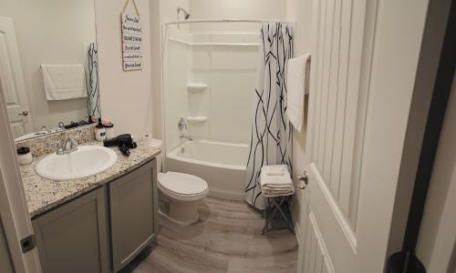 Spacious 4-bedroom house with WiFi, in peaceful Slidell with Lake in backyard in Slidell, USA