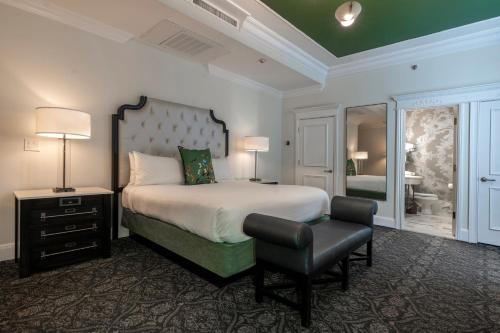 Grande King Room image 3