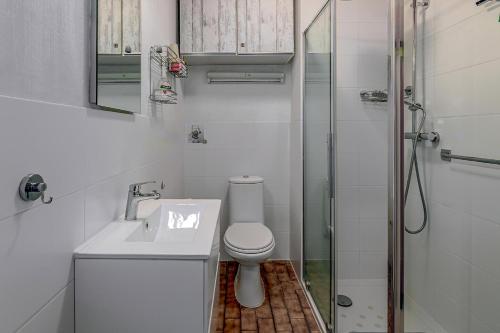 One-Bedroom Apartment image 3